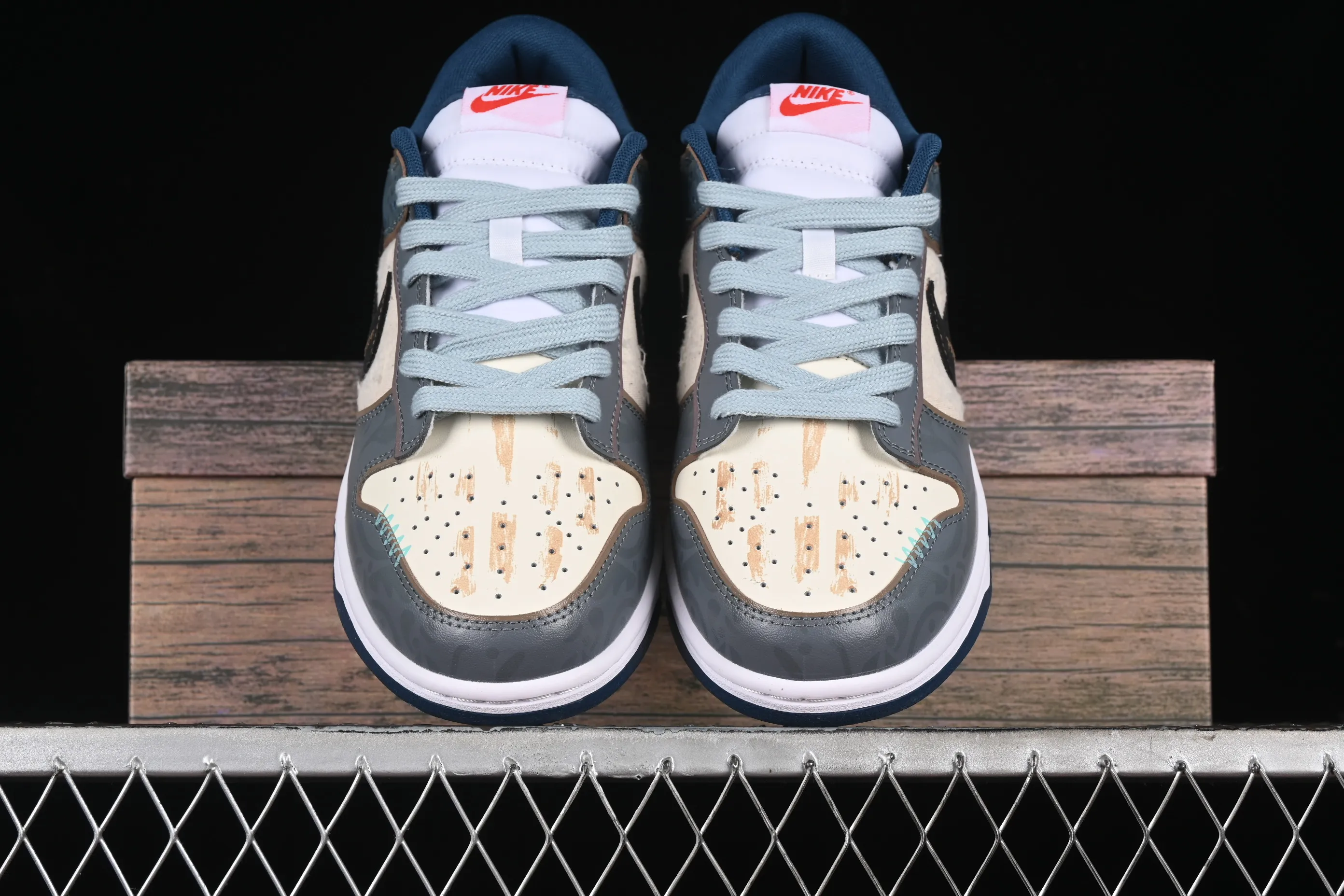 All Categories Nk SB Dunk Series Nk SB Dunk Low Low-top sneakers Nk Dunk Low Panda Prank Age of Sail Wave Search Beige Blue Black Low-top casual sneakers DD1391-400